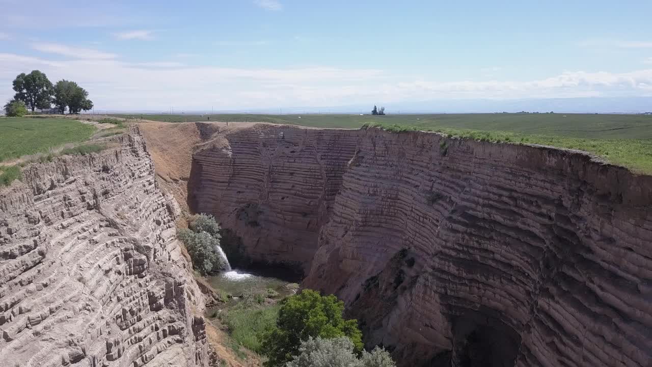 сельскохозяйственная ирригационная вода течет в дно ритмитного каньона