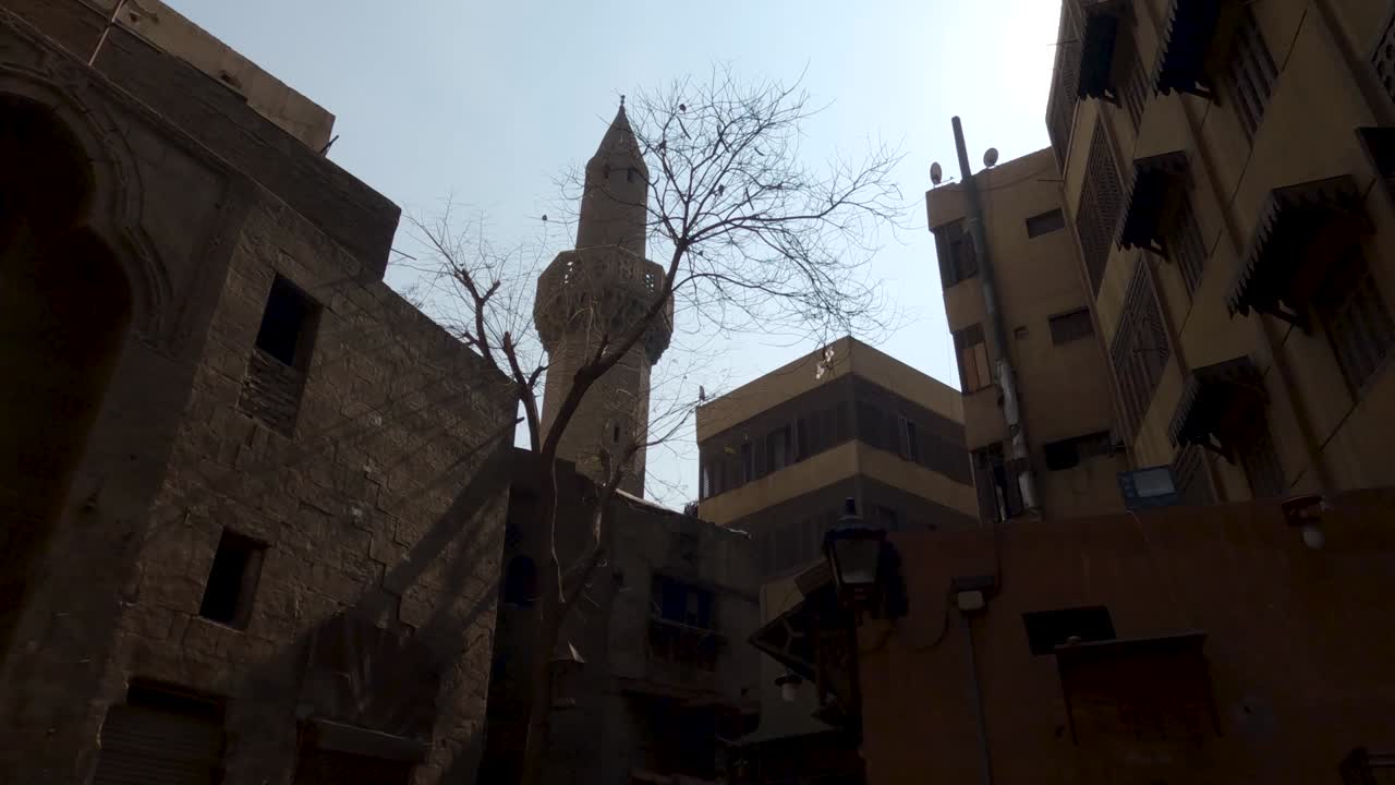 vista de ángulo bajo sobre edificios residenciales y silueta de minaretes, paisaje urbano. cairo