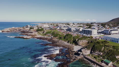 Rocky-coastline-of-alluring-seaside-holiday-town-Hermanus,-South-Africa