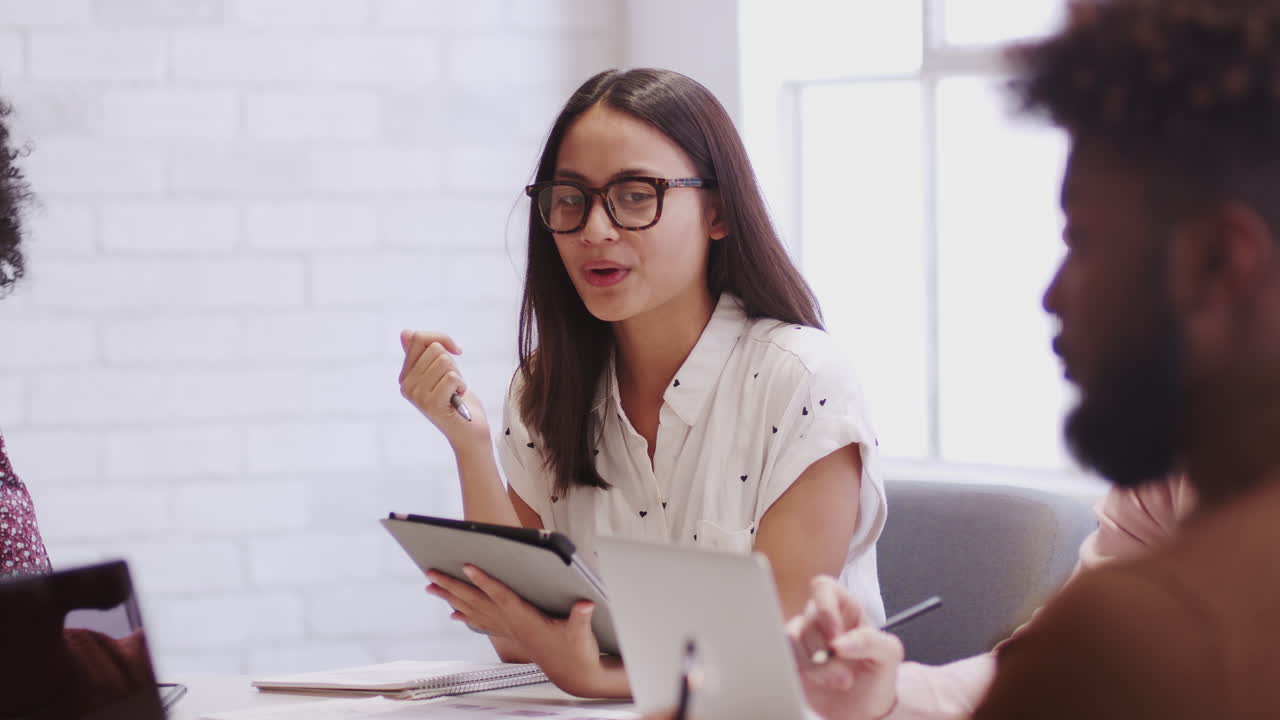 compañeros de trabajo creativos en discusión sentados en una mesa en una sala de reuniones, de cerca, enfoque selectivo