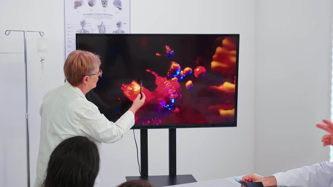 코로나 바이러스에 대한 프레젠테이션을 하는 의사