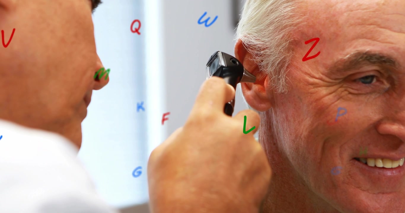 Paziente sottoposto a esame otoscopico mentre il medico porta il dispositivo intorno all'orecchio per un controllo con sovrapposizione di lettere