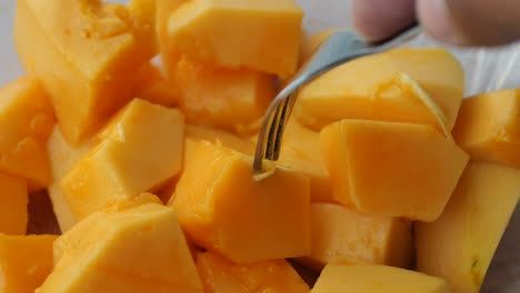 fetta di papaya su piatto bianco