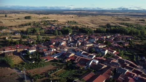 tiro de drone giratorio de un pequeño pueblo en el lado rural de zamora, castilla y león, españa