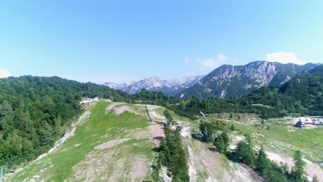 vogel esquí montaña pista de esquí drone aéreo encima de los alpes julianos paisaje parque nacional triglav verde natural esloveno destino de viajes y turismo