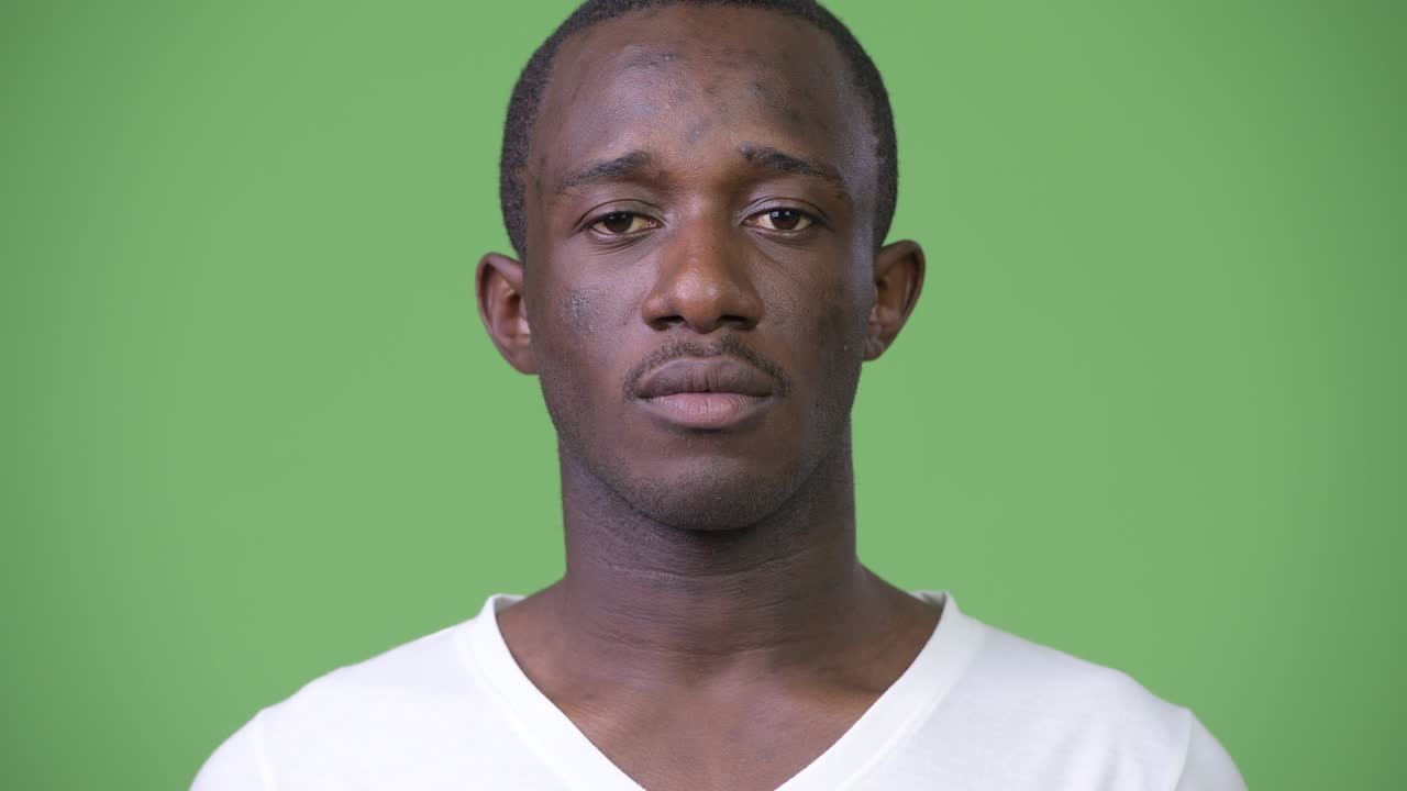 disparo en la cabeza de un joven africano contra un fondo verde