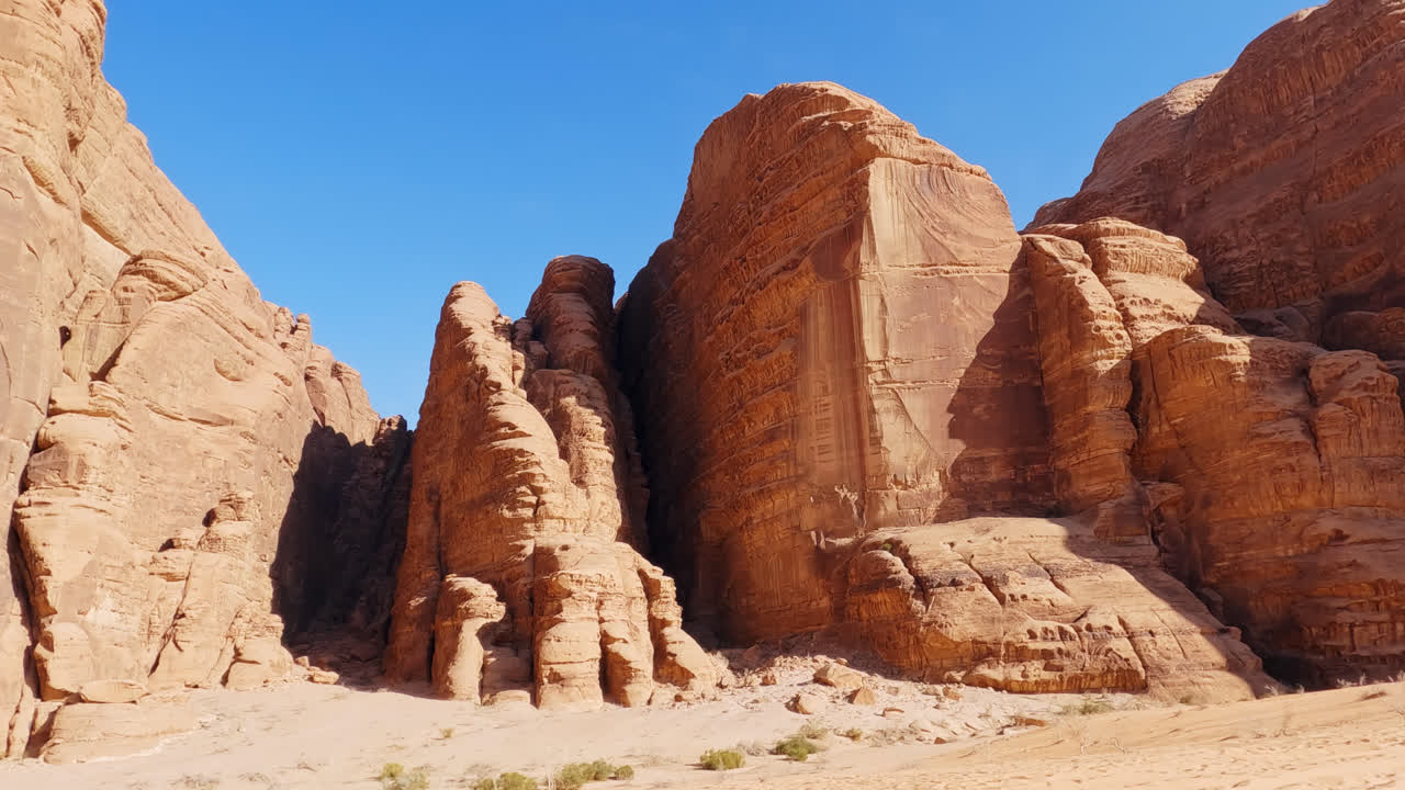 Panoramica sulle torri di arenaria e granito nel sito storico di Wadi Rum.
