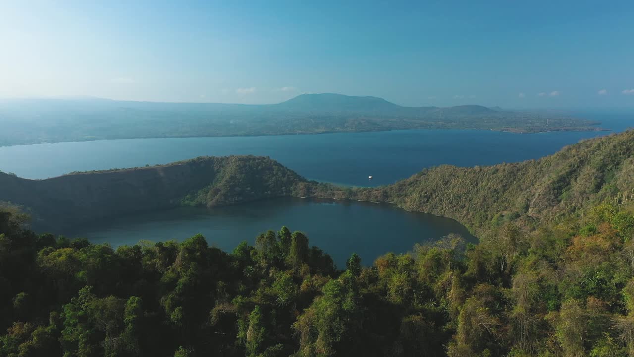 excelente toma aérea de la isla satonda y la pequeña masa de agua que rodea en indonesia