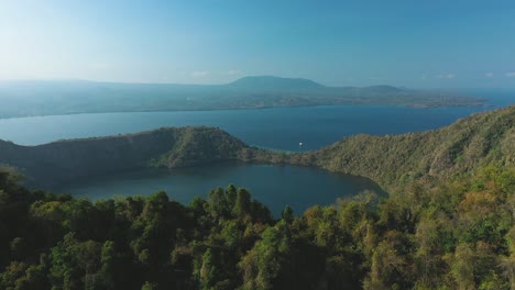 Ausgezeichnete-Luftaufnahme-Der-Insel-Satonda-Und-Des-Kleinen-Gewässers,-Das-Sie-In-Indonesien-Umgibt