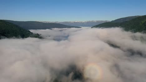 Luftaufnahmen-Schöne-Natur-Norwegen-über-Den-Wolken.