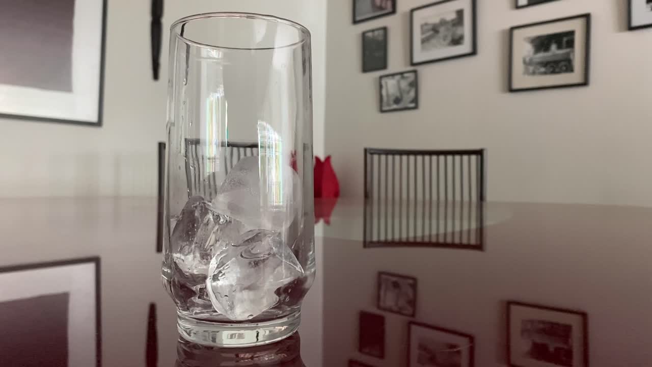 테이블은 가족 기억, 차가운 소다 음료 준비, 느린 동작을 반영합니다.