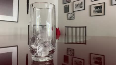 la mesa refleja los recuerdos familiares, la preparación de bebidas gaseosas frías, la cámara lenta
