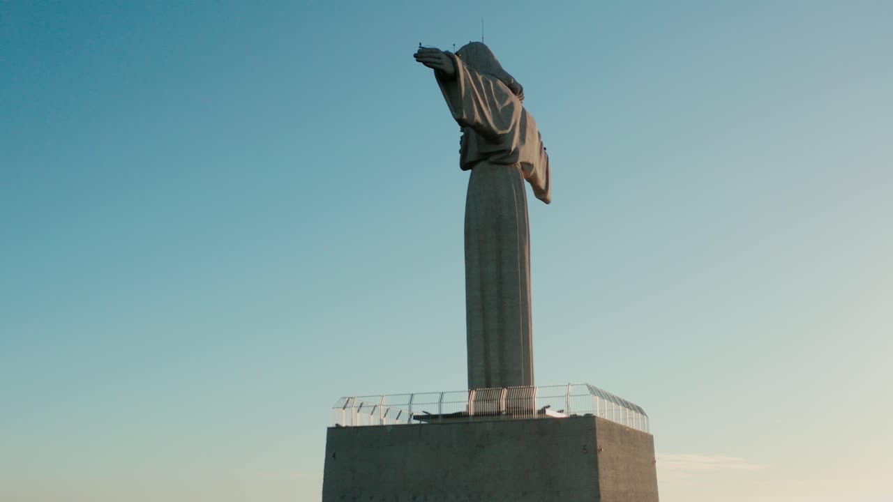일몰 무인 항공기 영상 공중에서 리스본시 위의 큰 예수 동상