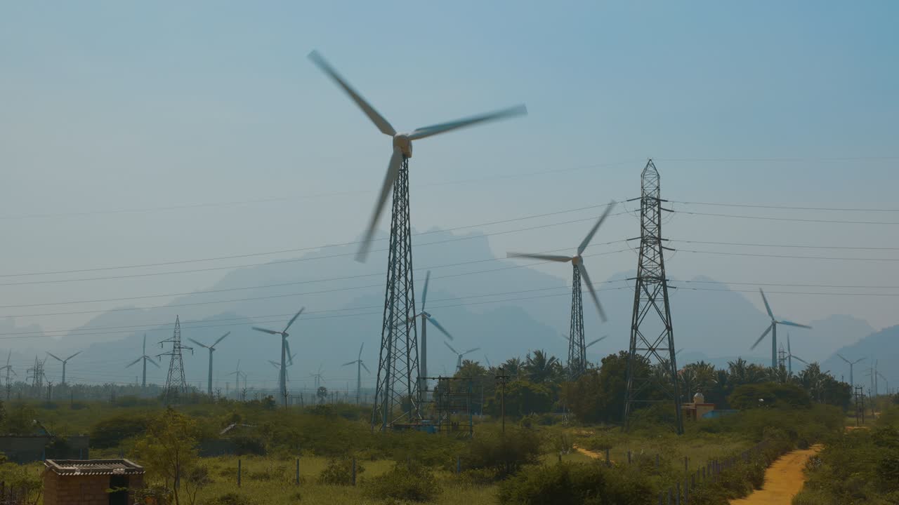 hermosa vista de molinos de viento o granjas de turbinas eólicas en nagercoil, sur de la india. con un cielo colorido y montañas como fondo.