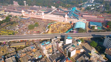 vista aérea de la estación de ferrocarril de varanasi, vista de la estación de ferrocarril por avión no tripulado