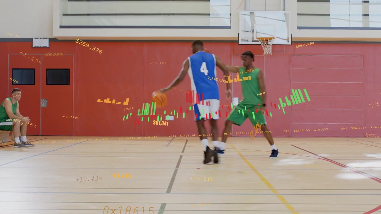 Giocatore blu che dribbla per segnare, difensore che interviene e cade, squadra che aiuta a finanziare, HUD che traccia il gioco.
