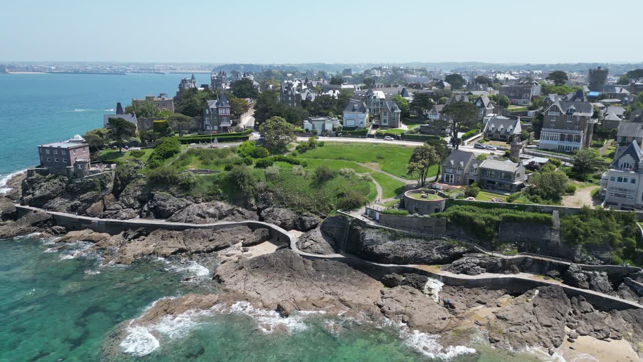굴곡된 해안 경로 디나르트 브리튼 프랑스 드론, 항공기