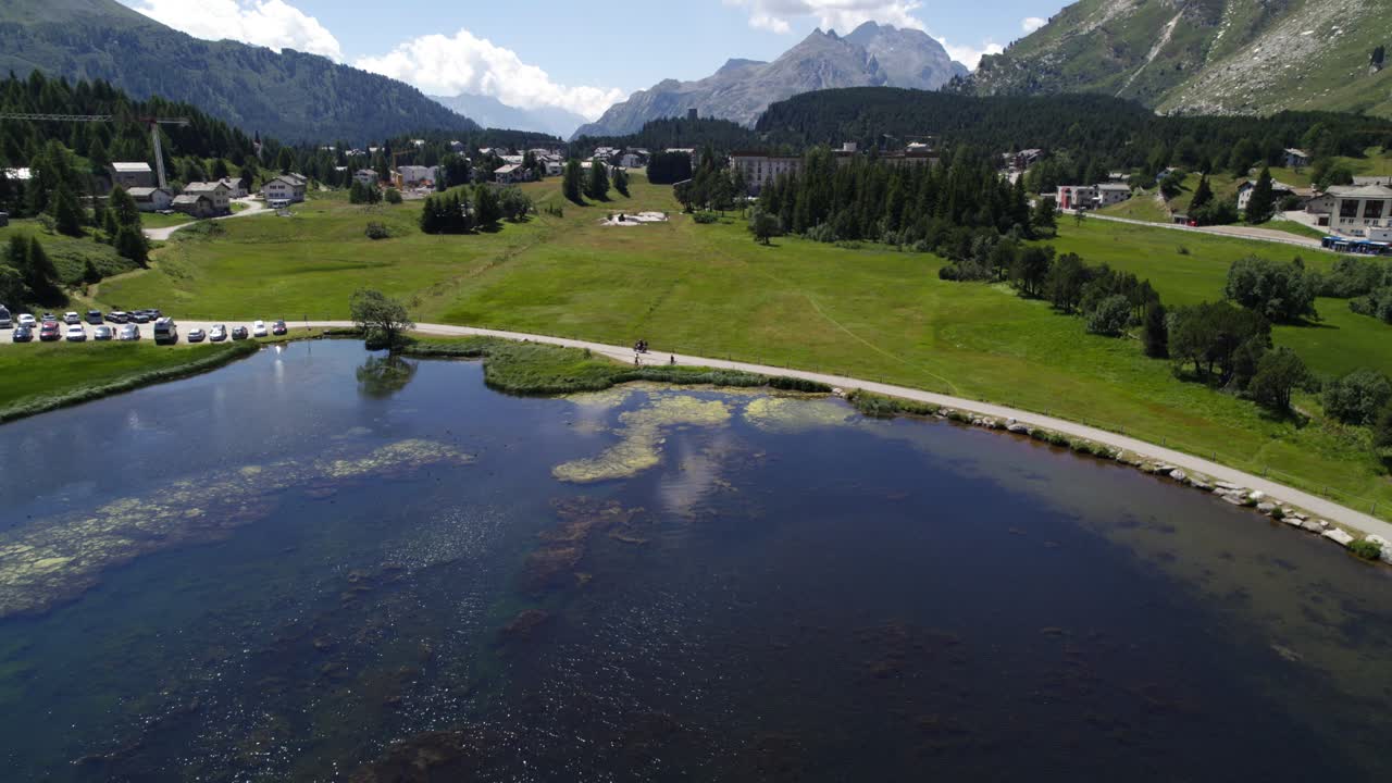 vista aérea del lago silvaplana y la ciudad suiza en verano en los grisones, suiza