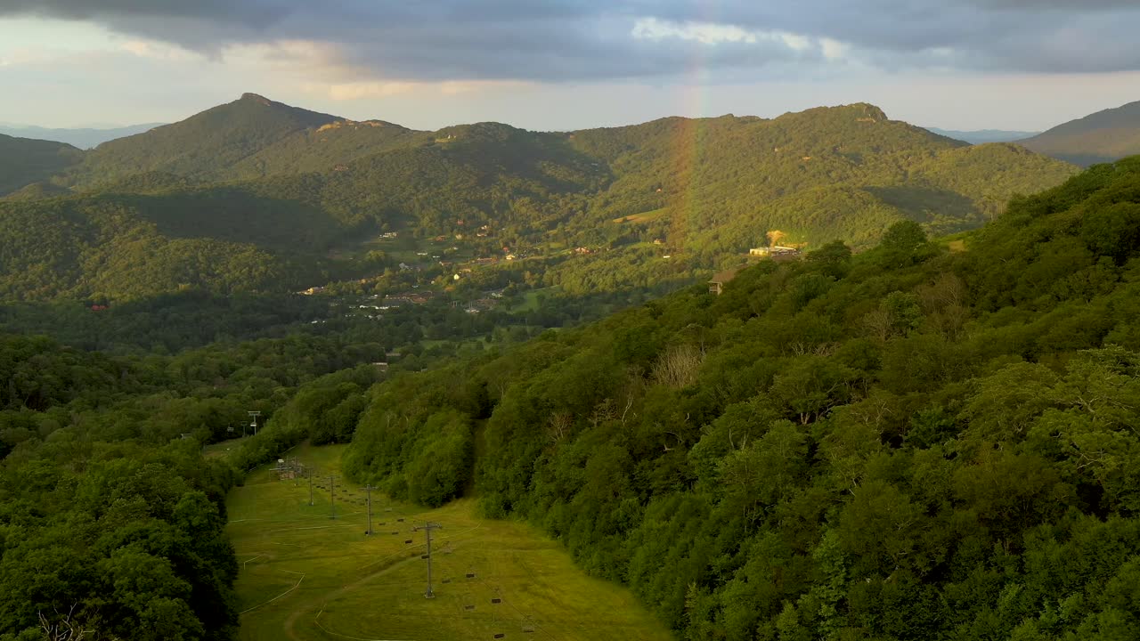 vuelo aéreo pintoresco del arco iris en las montañas apalaches al atardecer
