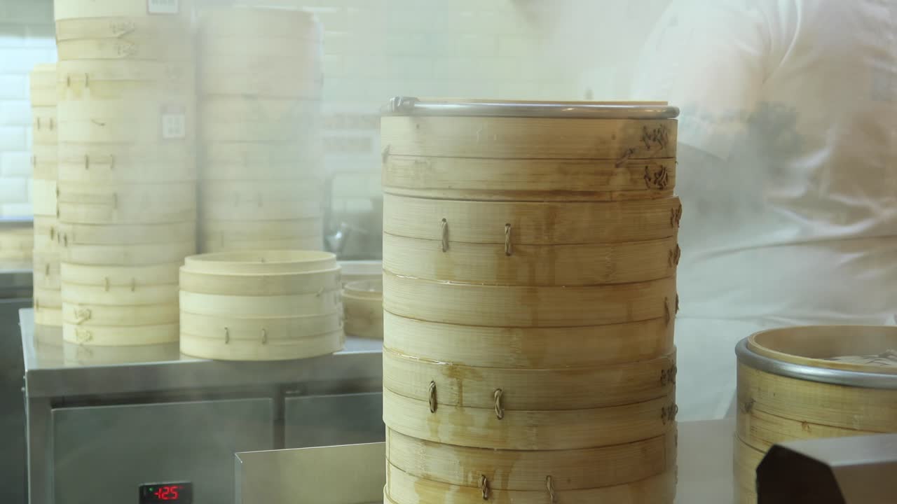 Dim Sum Kukus di Dapur yang Sibuk