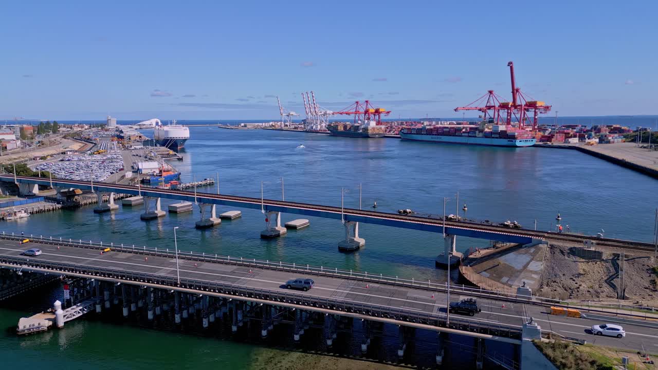 vista de avión no tripulado del puerto de envío de fremantle con puente de tráfico de automóviles en un día soleado, perth, australia occidental