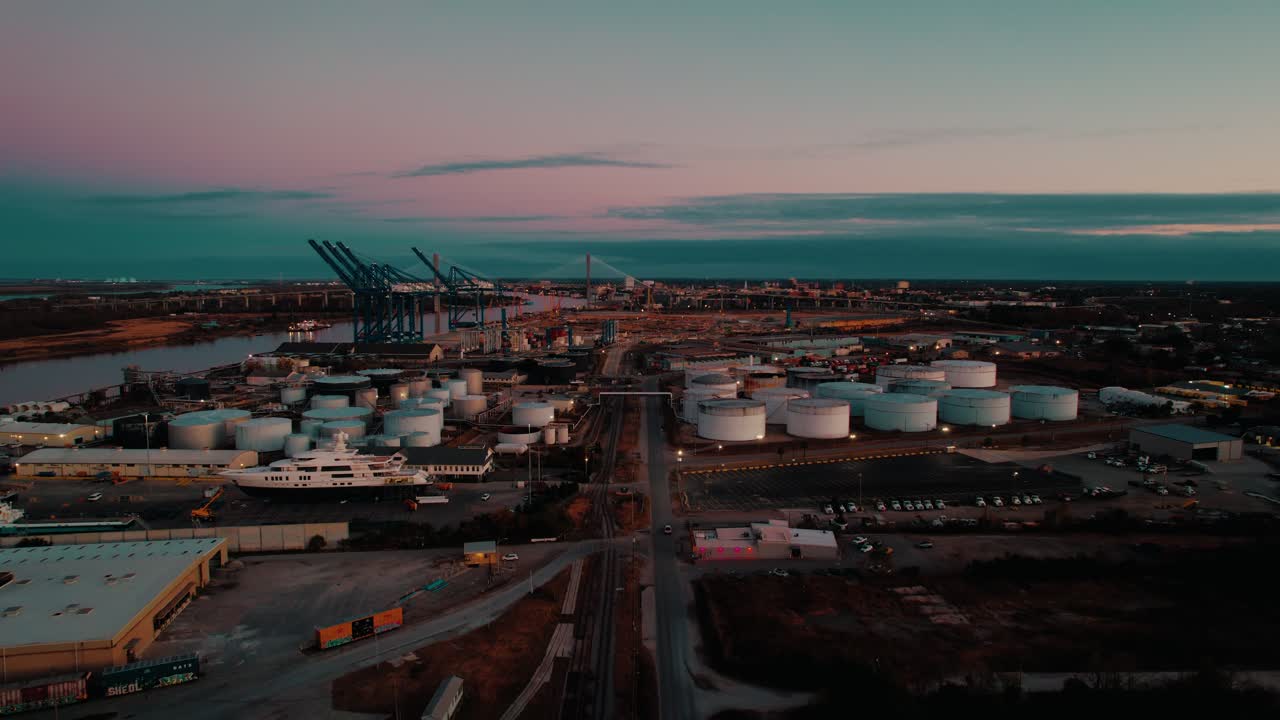 снижение воздуха морского узла на закате, демонстрируя грузовые контейнеры, резервуары и оживленный порт в саване, штат джорджия.