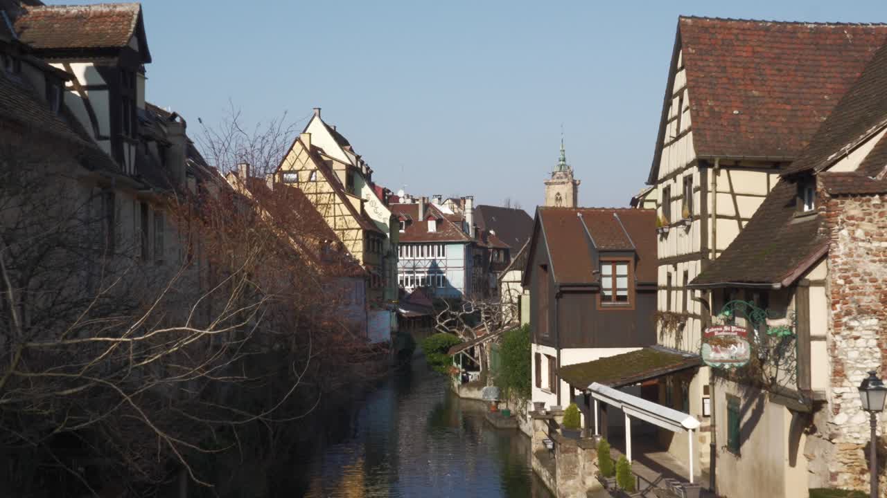 ciudad medieval tradicional con el río que fluye entre los edificios, colmar, francia