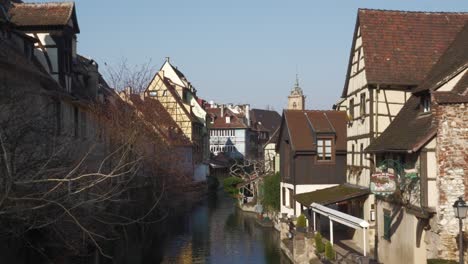 Tradicional-Ciudad-Medieval-Con-El-Río-Que-Fluye-Entre-Los-Edificios,-Colmar,-Francia