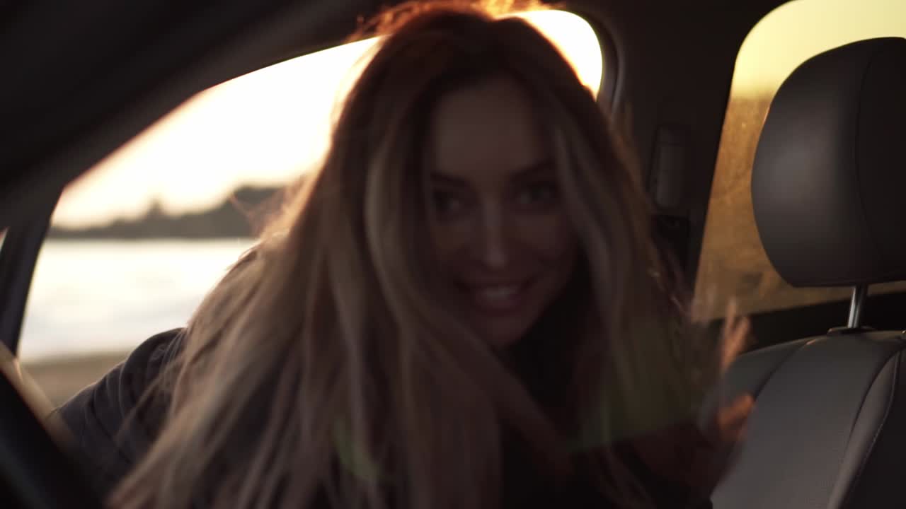 женщина в замедленном движении бежит к машине по морскому пляжу, чувствует себя захватывающим