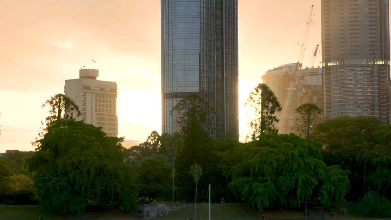 Vista do CBD de Brisbane, do Rio e dos Jardins Botânicos ao Pôr do Sol, de Kangaroo Point, Queensland, Austrália