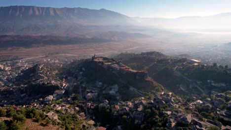 Luftaufnahme-Der-Burg-Gjirokastra,-Umgeben-Von-Atemberaubenden-Bergen