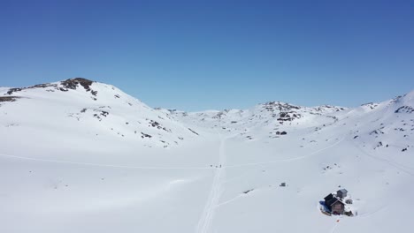 Skipisten-Mit-Nicht-Erkennbaren-Personen-In-Der-Verschneiten-Wildnis-Von-Krossdalen---Hardangervidda-Norwegen-Rückwärtsantenne