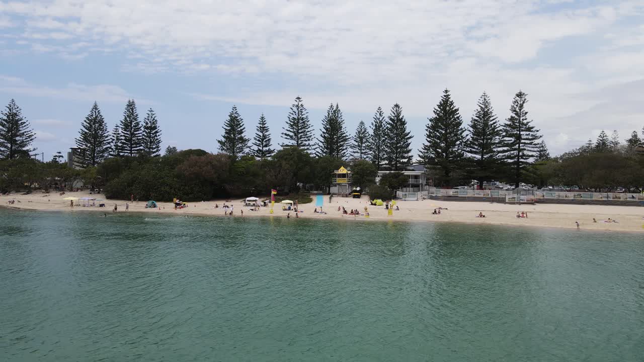 호주 골드코스트 (gold coast) 의 유명한 휴양지인 탈레부드게라 비치 (tallebudger beach) 에 있는 안전한 가족 수영장.