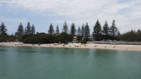 Zona-De-Baño-Familiar-Segura-Con-Salvavidas-En-El-Popular-Lugar-De-Vacaciones-En-La-Playa-De-Tallebudgera-Gold-Coast,-Australia