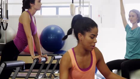 mujeres hermosas haciendo ejercicio en el estudio de fitness