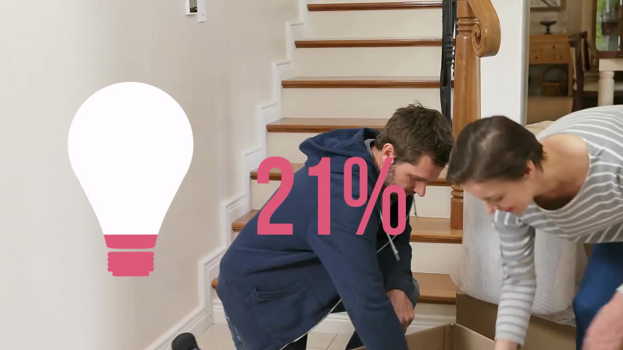 Animazione di lampadina rosa e simbolo di percentuale su una coppia caucasica con scatole che si trasferisce in una nuova casa.
