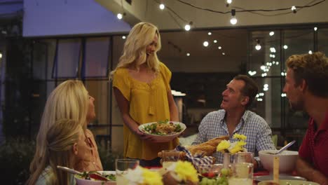 una familia feliz cenando juntos.