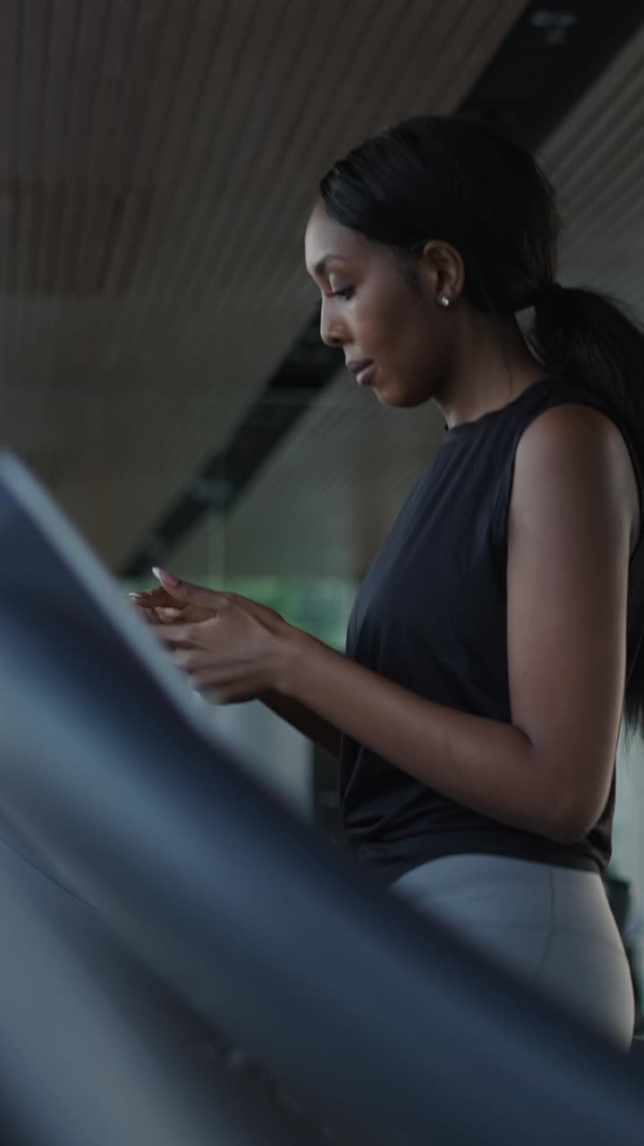 Mujer haciendo ejercicio en una cinta en un gimnasio