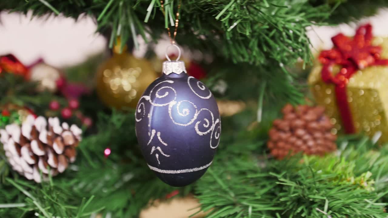 decoración del árbol de navidad bola púrpura. pan