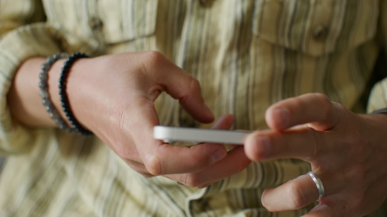 persona que utiliza un teléfono inteligente