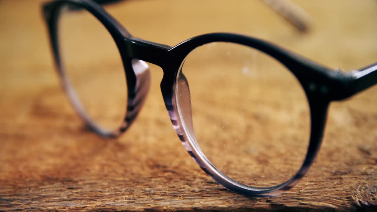 gafas en una mesa de madera 4k