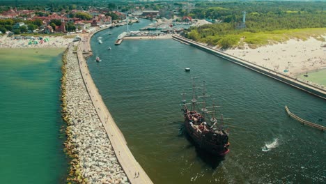 Piratenschiff-Beim-Einlaufen-In-Den-Hafen