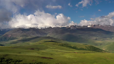 elbrus-region. fliegen über ein hochlandplateau. schöne landschaft der natur. mount elbrus ist im hintergrund sichtbar.