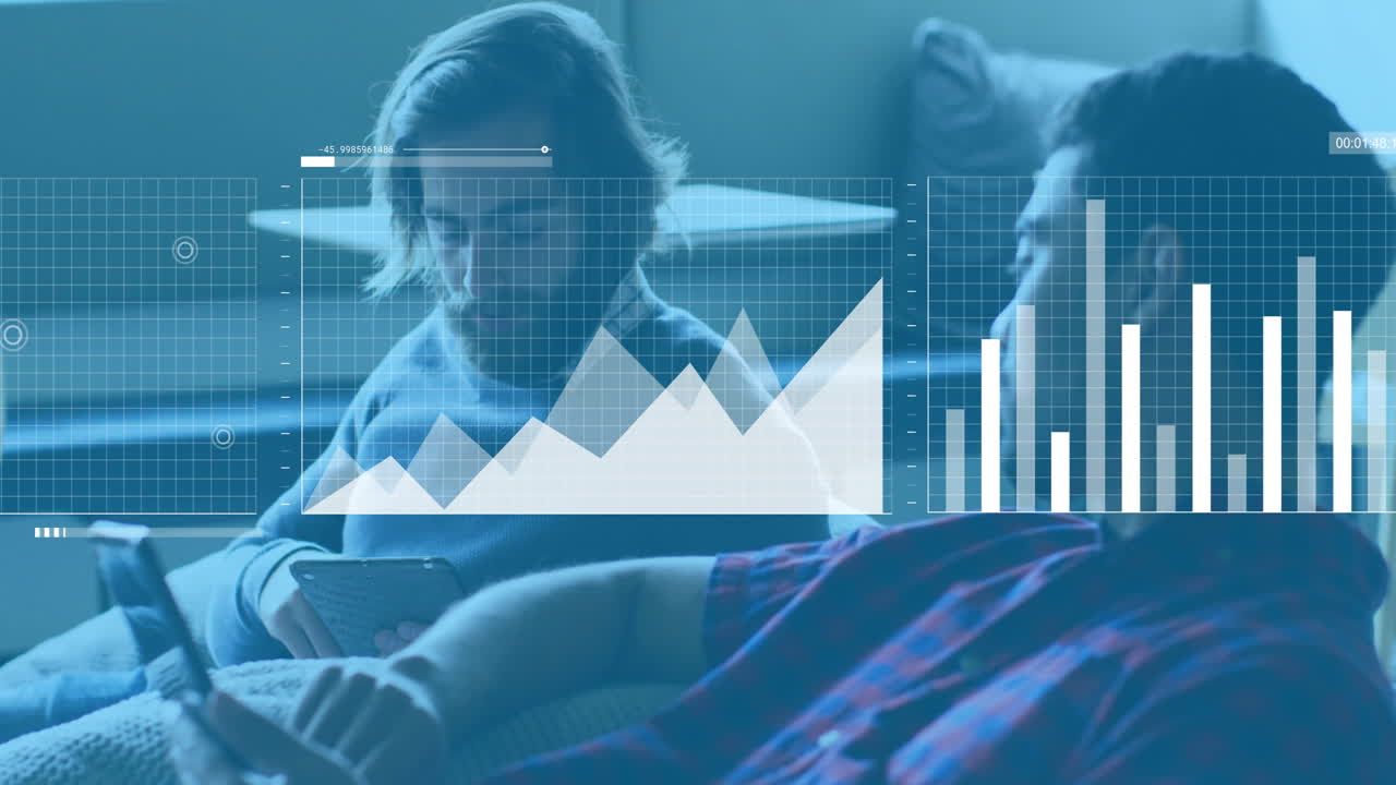 animación de diagramas y procesamiento de datos sobre diversos colegas masculinos que discuten el trabajo en la oficina