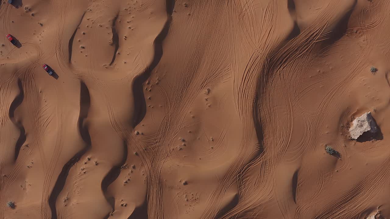 imágenes de drones en 4k, vista aérea de la meseta de rocas fósiles en el desierto de mleiha con ondas de arena, paisaje geológico de la esfinge en las dunas de arena del desierto en los emiratos árabes unidos, videos de drones