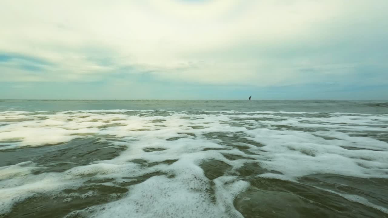 북해의 흔들리는 물이 카메라의 시야로 곧바로 들어오고 있습니다.