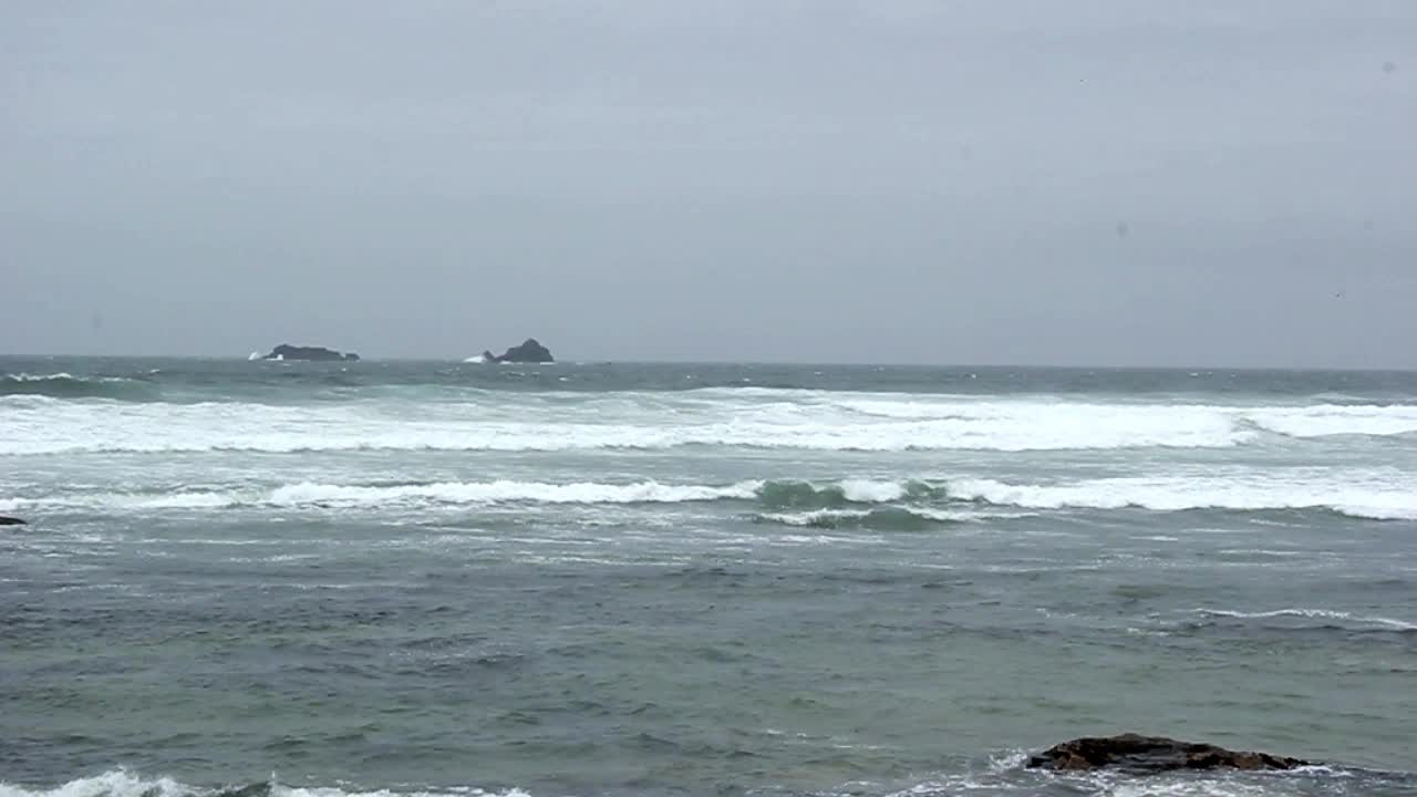 구름이 많은 날의 바다 파도