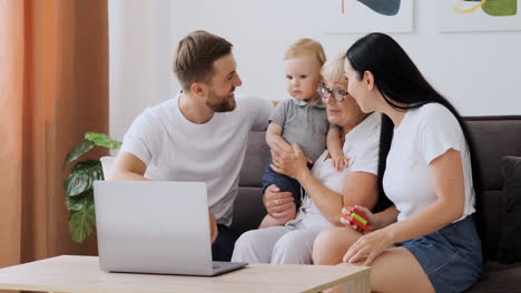 familia feliz teniendo una videollamada en casa 1