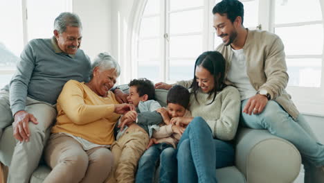 Cosquillas,-Sofá-Y-Casa-Familiar-Con-Niños