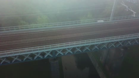 Puente-Ferroviario-De-Niebla-Brumosa-Temprano-En-La-Mañana---Arcos